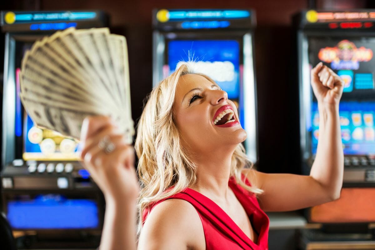 Should You Bet Big Or Small On The Slot Machines?